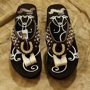 Brand new sandals with horseshoe